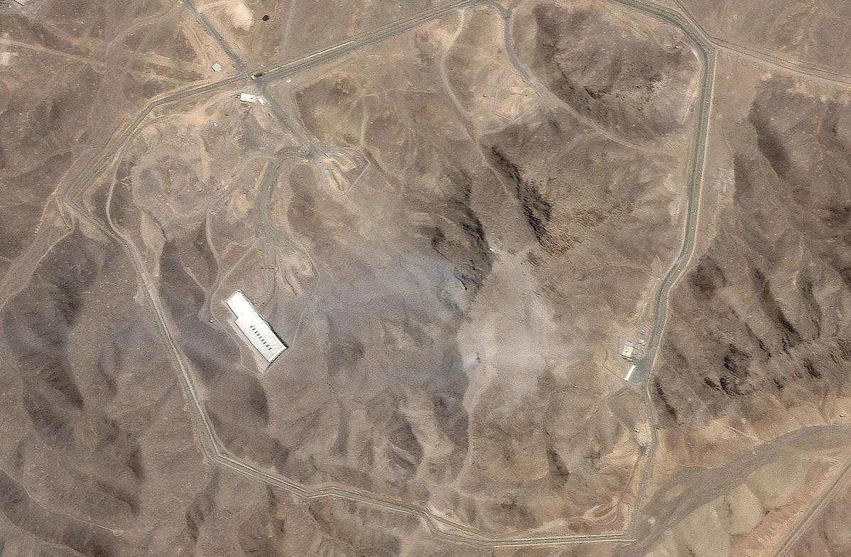 إيران تلوّح بالانسحاب من معاهدة منع الانتشار النووي وإغلاق مضيق هرمز