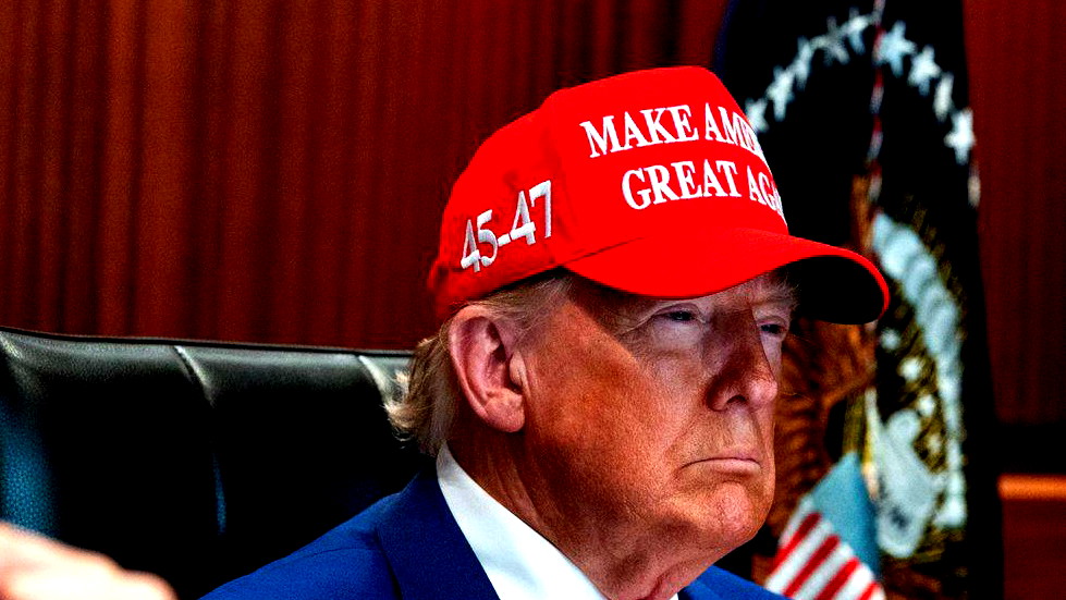 الرئيس الأمريكي دونالد ترامب يدعو إلى تغيير النظام في إيران