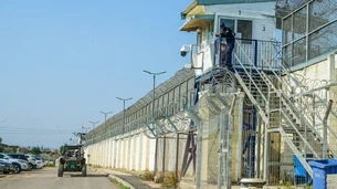 إصابة أسرى فلسطينيين في سجن «مجدو» بشظايا صواريخ بعضهم في حالة حرجة وسط ظروف احتجاز قاسية