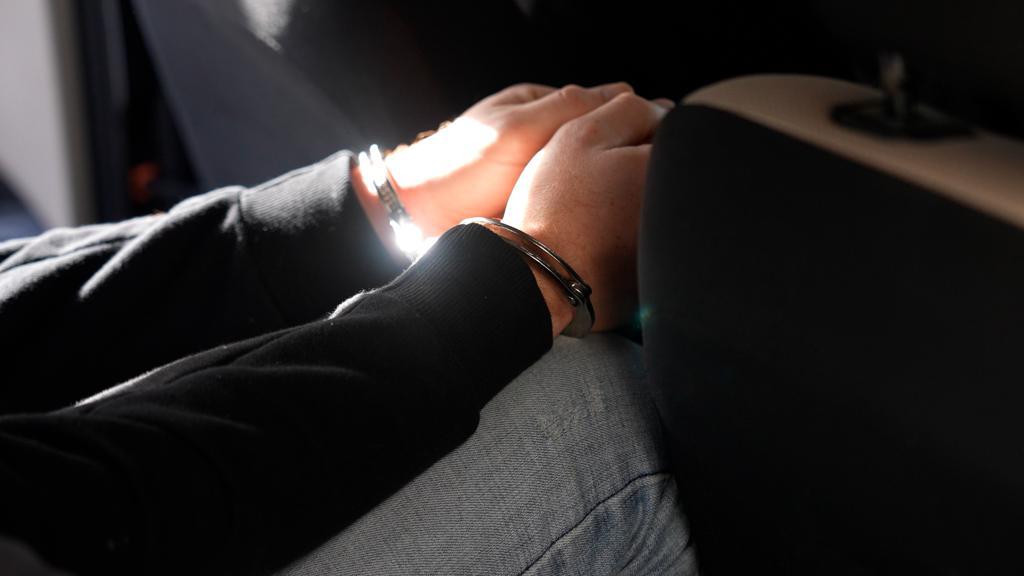 تحت التّهديد! اعتقال رجل (43 عامًا) من جسر الزرقاء بشبهة محاولة السطو على محل تجاري في بنيامينا