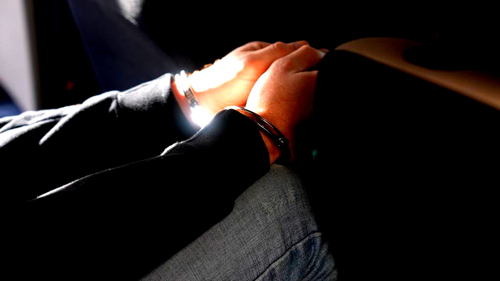 تحت التّهديد! اعتقال رجل (43 عامًا) من جسر الزرقاء بشبهة محاولة السطو على محل تجاري في بنيامينا