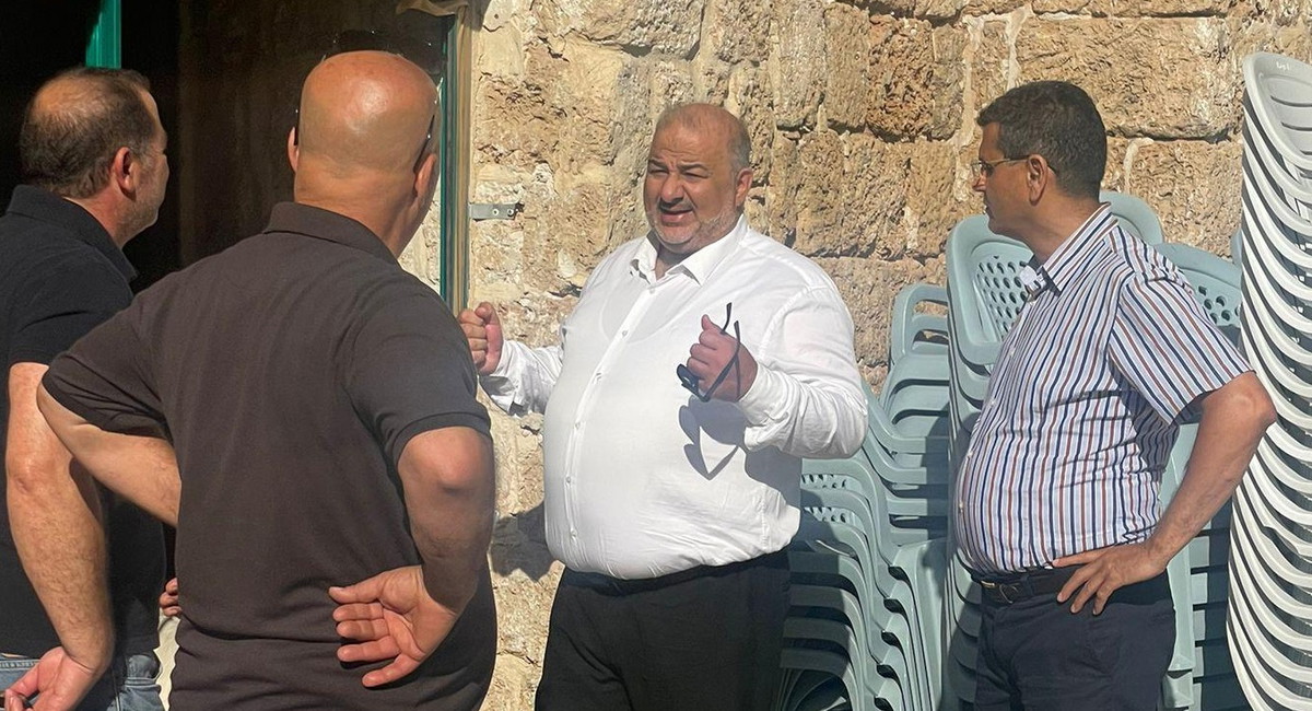 وفد الحركة والموحدة يتفقد الأضرار التي لحقت بمسجدي الجرينة والصغير في حيفا إثر سقوط الصاروخ