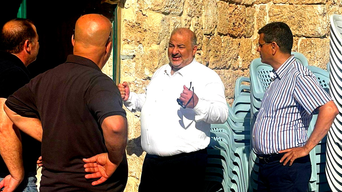 وفد الحركة والموحدة يتفقد الأضرار التي لحقت بمسجدي الجرينة والصغير في حيفا إثر سقوط الصاروخ
