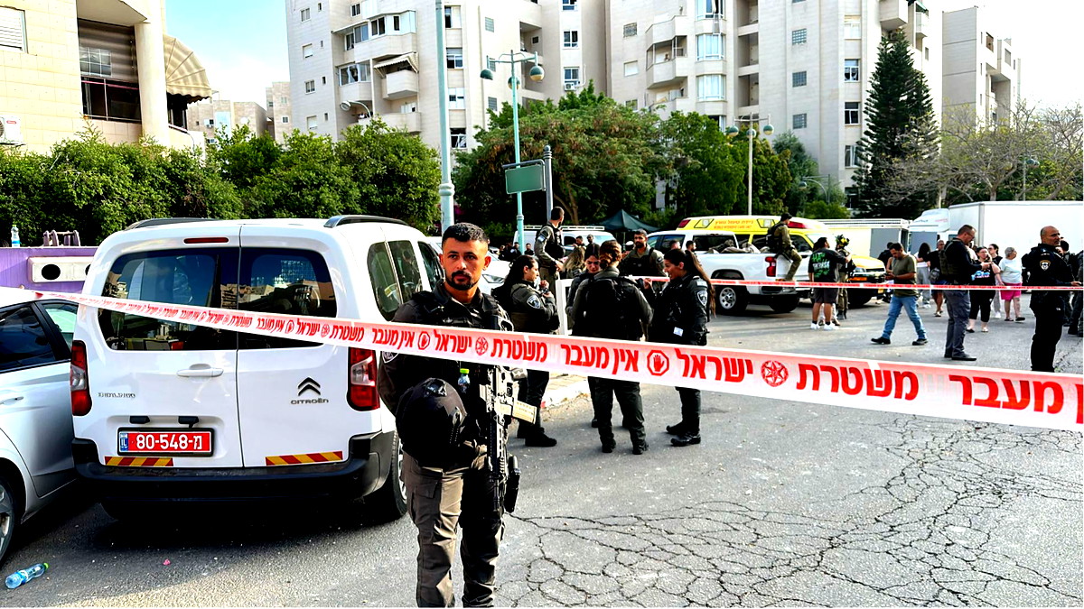 الشرطة في بيانٍ لها: نعمل على تخليص وإنقاذ السكّان من مكان سقوط الصاروخ في بئر السبع