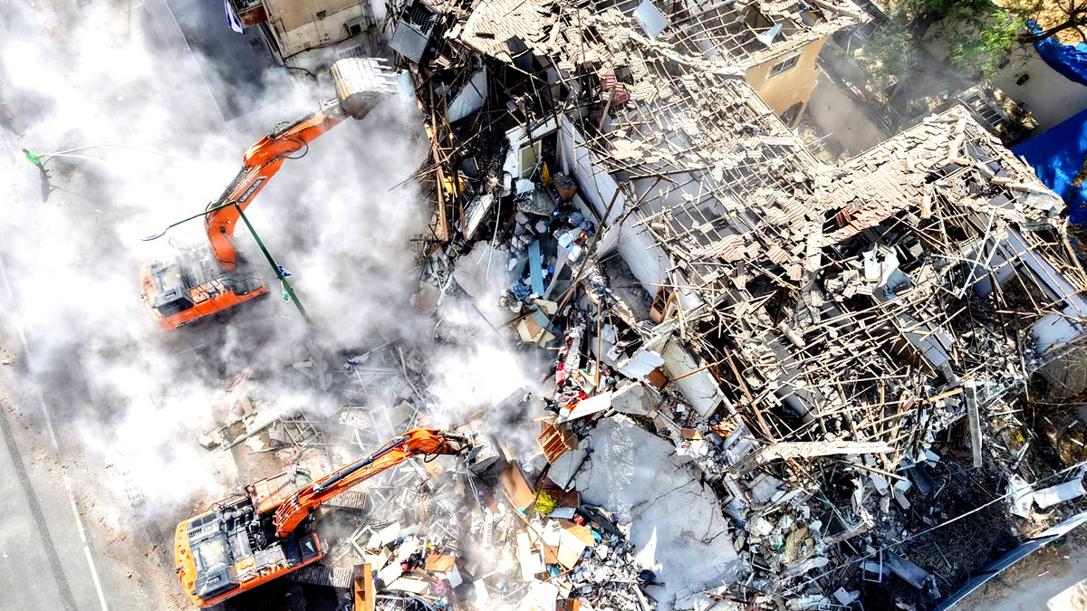 فيديو وصور تظهر حجم الدمار - بلدية رمات جان تهدم مبنى سكني اصيب بصاروخ ايراني خلال الحرب