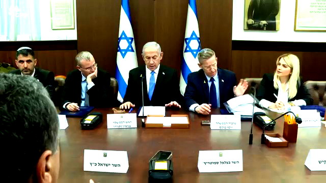 نتنياهو: "حققنا نصرًا عظيمًا  ولو قدرنا أننا سننجح في إسقاط النظام في إيران، لواصلنا مساعينا".