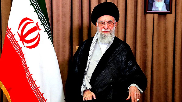 خامنئي للإيرانيين: "أهنئكم بالنصر على إسرائيل"