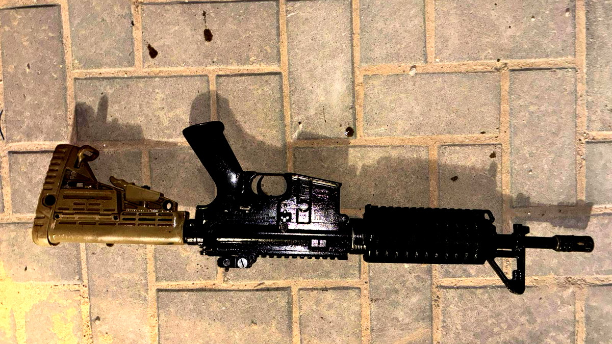 اعتقال ثلاثة شبان من بير هداج في النقب بشبهة سرقة كمية أسلحة وذخيرة من معسكرات للجيش الاسرائيلي