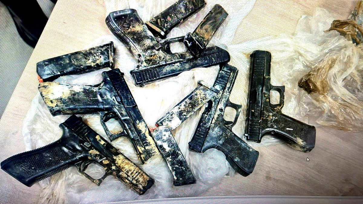 إحباط محاولة تهريب أسلحة في سيارتين مختلفتين من الأردن إلى إسرائيل وضبط مسدسات وذحيرة