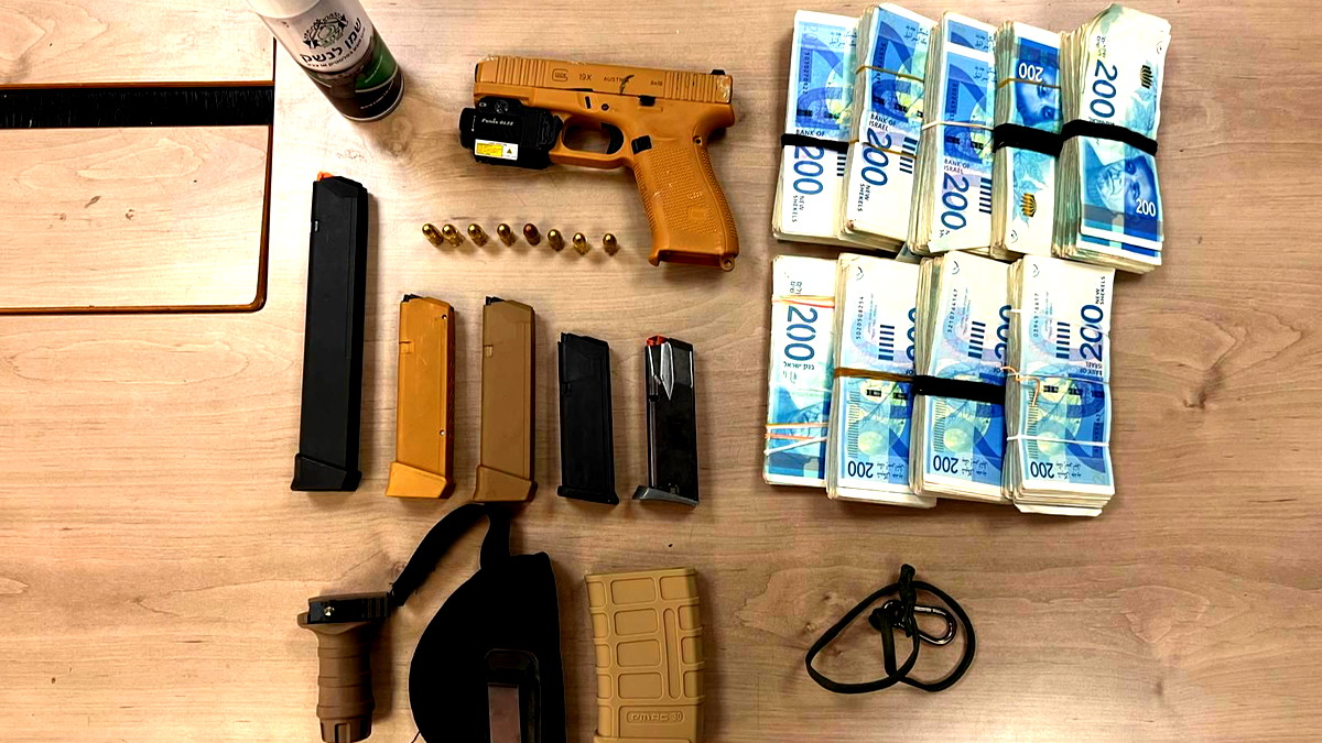 ضبط أسلحة وذخيرة وأكثر من 170 ألف شيكل خلال مداهمة شرقي القدس