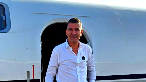 أمير عاصي ينقذ المئات من العالقين ويحول هاتفه إلى "خط ساخن" للمواطنين في زمن الأزمات