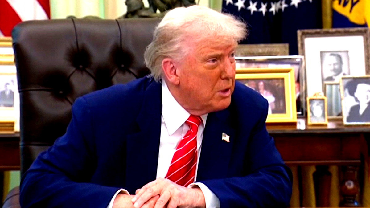 ترامب: أوقفت العمل على تخفيف العقوبات على إيران بعد بيان خامنئي