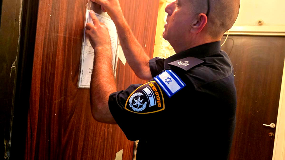 الشرطة تغلق شقة في بيتح تكڤا لمدة 30 يومًا بعد العثور على 6 مقيميين غير شرعيين من الضفة الغربية