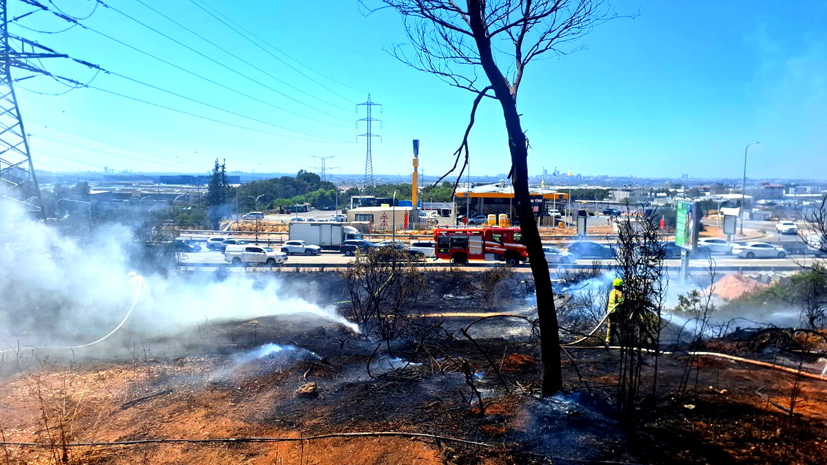 كفرقاسم : إخماد حريق إشتعل في منطقة مفتوحة ومنع انتشاره نحو محطة وقود