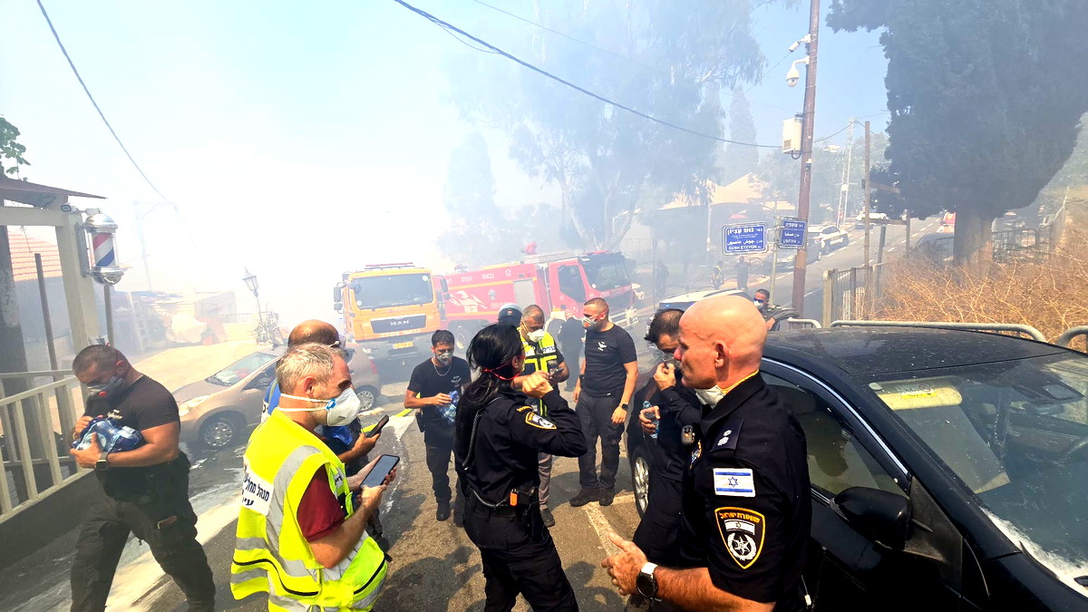 إشتعال 4 بيوت في حي الحليصة بحيفا جراء حريق هائل اندلع في المكان و6 طائرات تعمل على اخماده