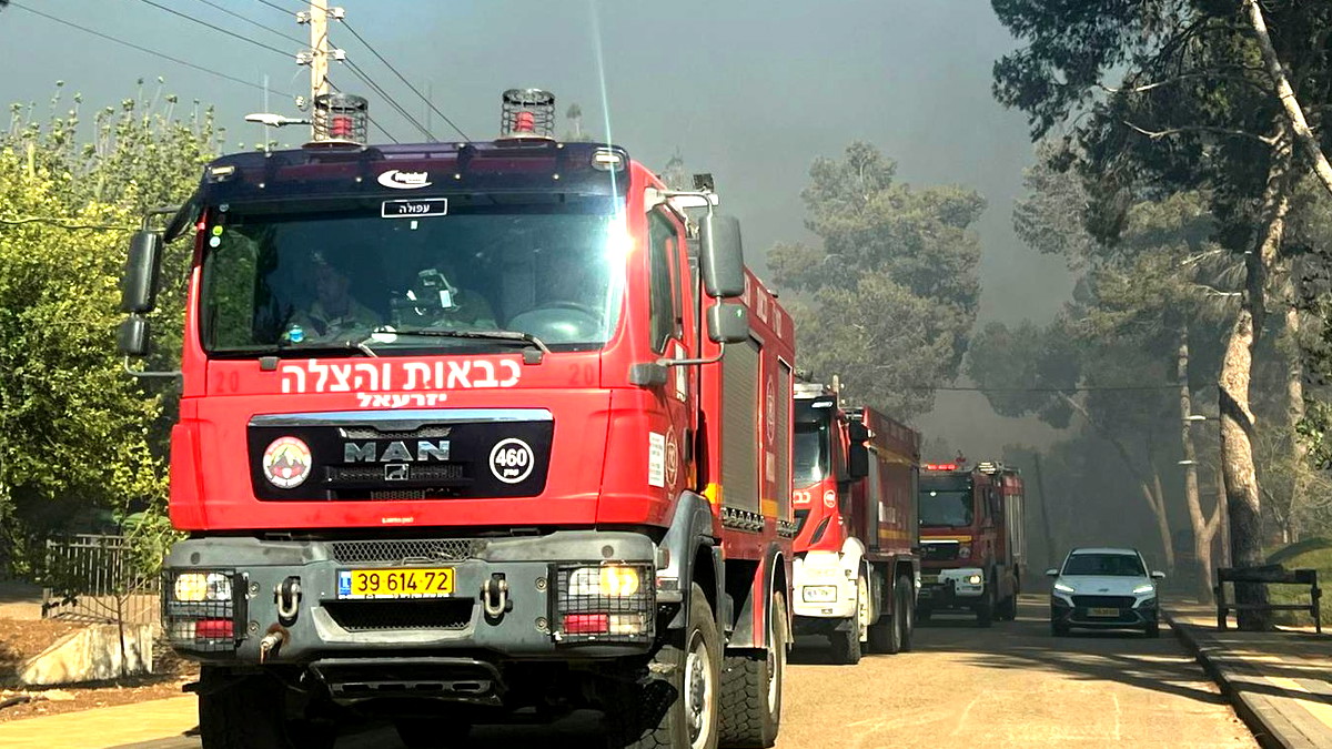 حريق كبير قرب طبريا يؤدي إلى إغلاق شارع 90 وإخلاء منازل