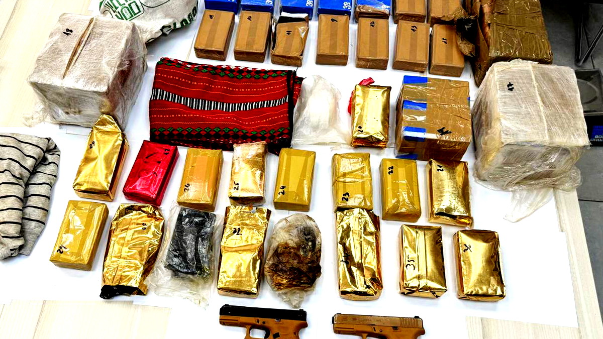 ضبط مسدسين غلوك وكمية من المخدرات داخل مزرعة خيول في منطقة الجليل 