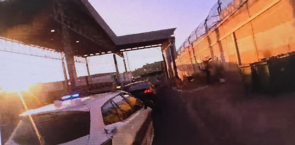 سرق مركبة وهرب من الشرطة...القبض على مقيم غير شرعي يقود دون رخصة قيادة وبسيارة مسروقة في منطقة القدس