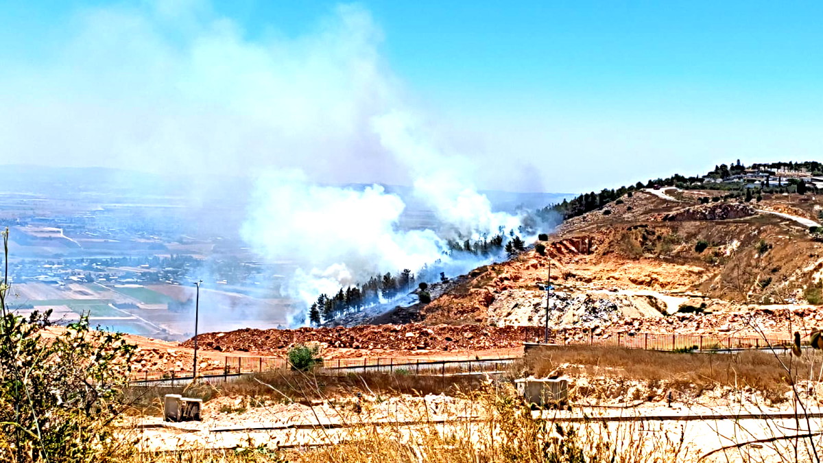 طواقم عدّة من الإطفاء والإنقاذ وبمساندة مروّحيات تعمل على إخماد حريق اندلع في جبل القفزة بمدينة النّاصرة