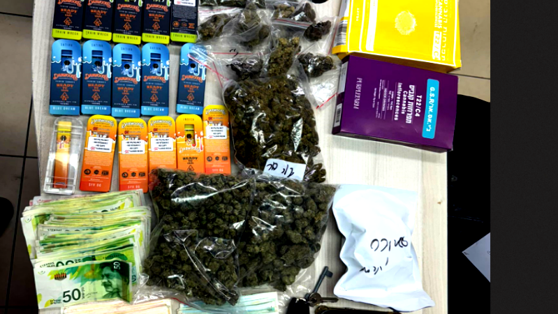 لائحة اتهام بحق شاب من مركز البلاد (29 عاما) بتهمة الاتجار بالمخدرات ومصادرة مركبة ومبلغ مالي كبير