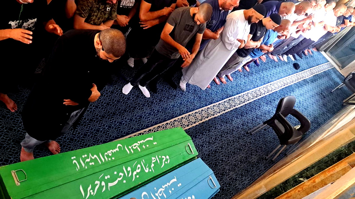 يافا: جماهير غفيرة تشارك في جنازة محمد سطل وأحمد مشهراوي ضحايا حادث الطرق في تل أبيب