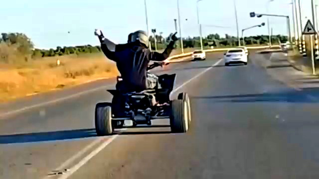 إعتقال سائق تراكتورون من باقة الغربية تجاوز سيارة شرطة واشار لعناصرها بإصبعه الوسطى 