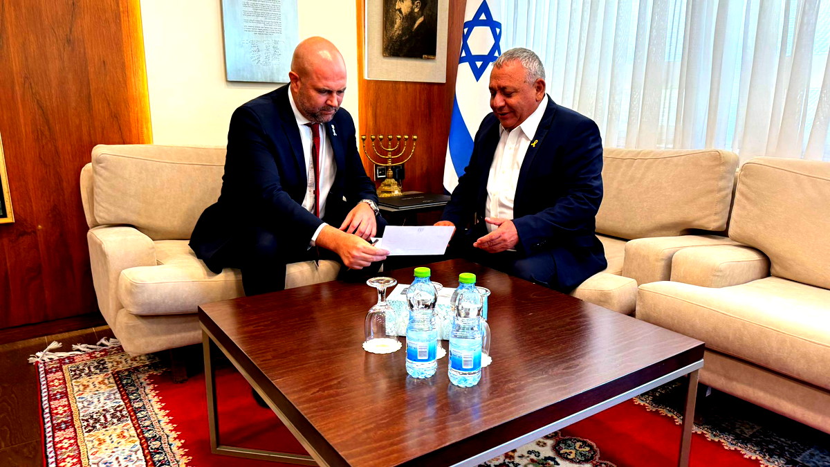 عضو الكنيست غادي آيزنكوت يقدم  استقالته من الكنيست 