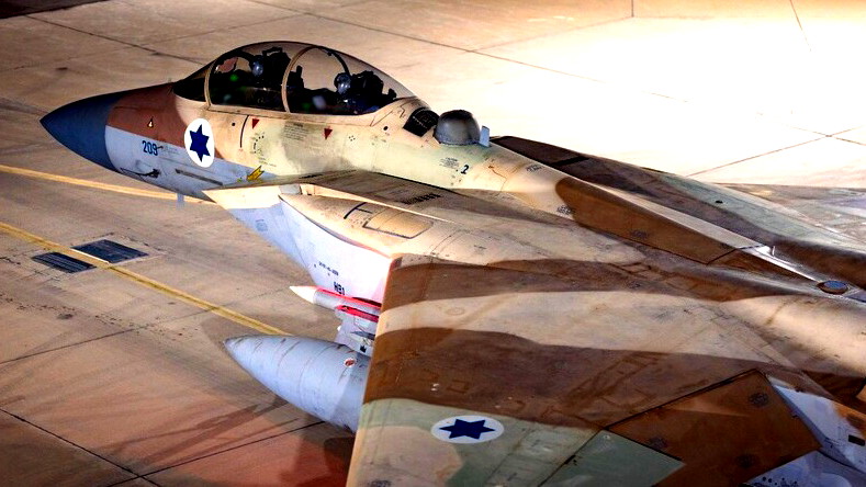 "معاريف": الطيارون المكلفون باعتراض الصواريخ والمسيرات الإيرانية تخلصوا من فائض الذخائر فوق غزة