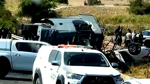 إصابة 4 أشخاص بجراح متفاوتة جراء حادث طرق على شارع 90