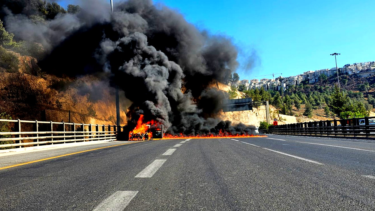 اندلع حريق في سيارة من جراء حادث طرق على شارع بيغين باتجاه الشمال في القدس واغلاق الشارع