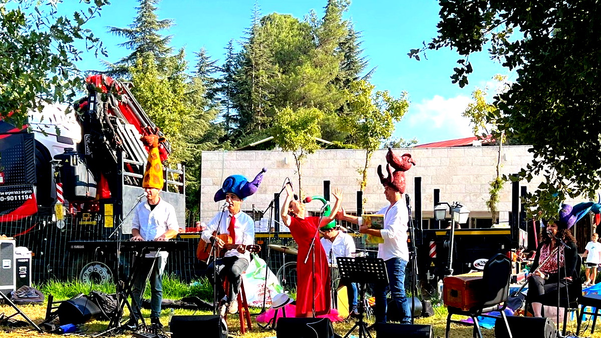 مفعال هبايس يعيد إطلاق مشروع "عوطفيم":  عشرات الفنانين نزلوا إلى الميدان لدعم النازحين من خلال عروض وورشات وأنشطة بميزانية تُقدّر بنحو نصف مليون شيكل