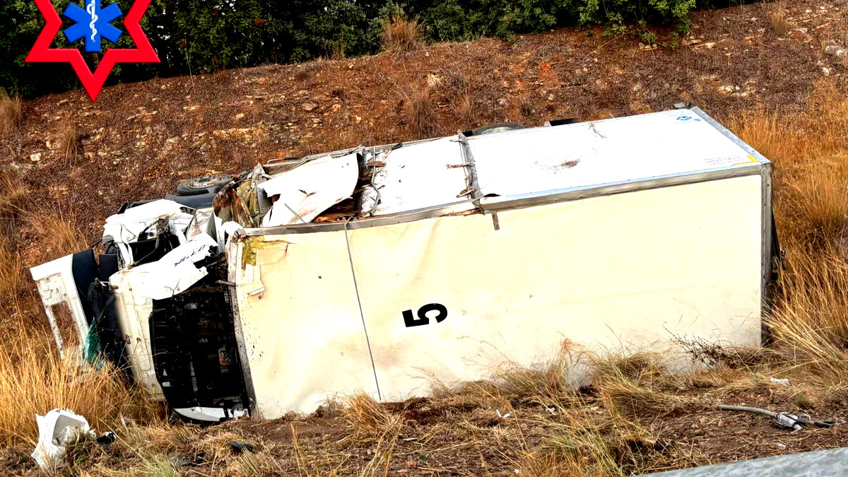 إصابة شابين بجراح متوسطة إثر انقلاب شاحنة على شارع 6 قرب بني براك