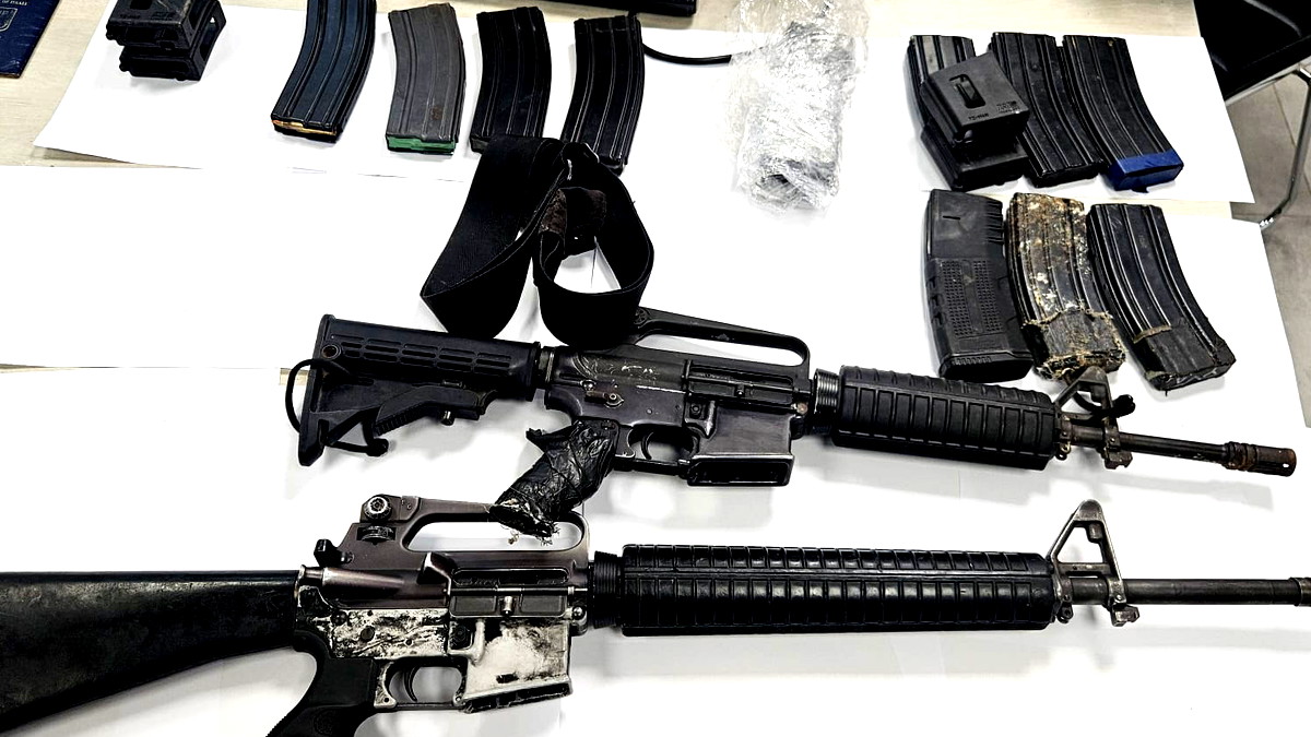 رهط: ضبط "M-16" ، مسدّس، 10 مخازن ذخيرة وذخيرة عسكرية من عيار 5.56 واعتقال 5 مشتبهين 