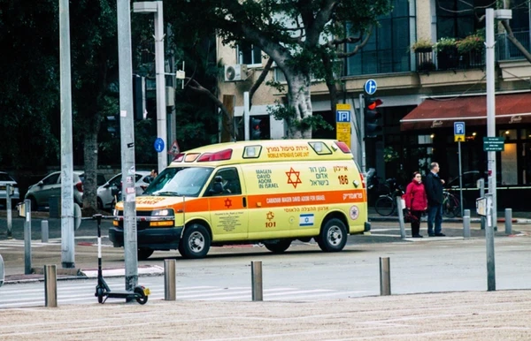 المركز: طفل بحالة خطيرة بعد تعرضه للغرق في بركة سباحة بجفعات شموئيل