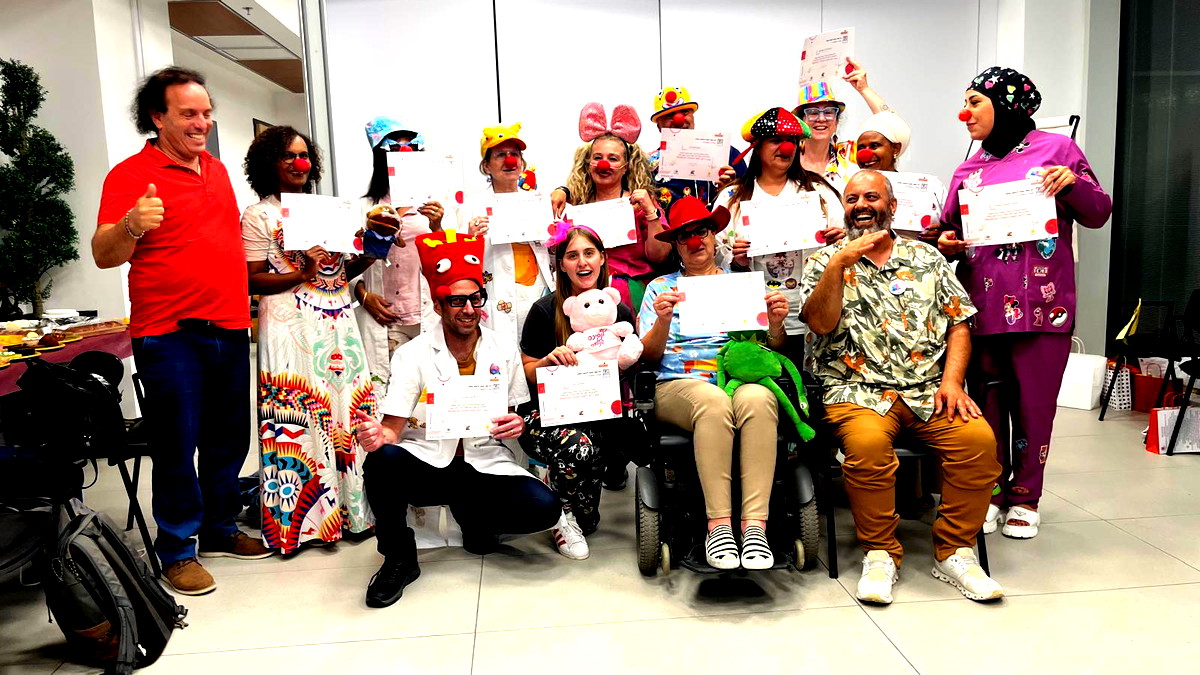 جمعية "سلامتك" تحتفل بتخريج الفوج الثالث من مدرسة "التهريج الطبي" في مشفى شنايدر