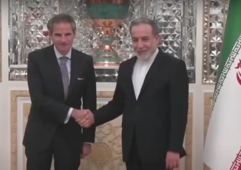 أزمة نووية متصاعدة بعد القصف الأميركي والإسرائيلي.. مفتشو الطاقة الذرية يغادرون إيران
