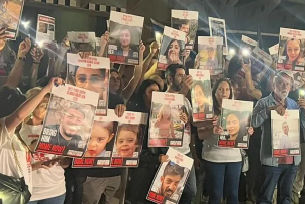 عائلات الأسرى الإسرائيليين تطالب بصفقة شاملة: "أعيدوا المخطوفين وأنهوا الحرب"