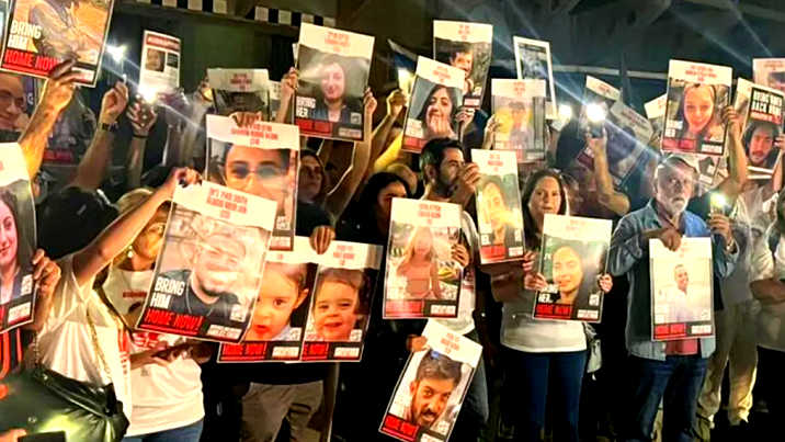 عائلات الأسرى الإسرائيليين تطالب بصفقة شاملة: "أعيدوا المخطوفين وأنهوا الحرب"