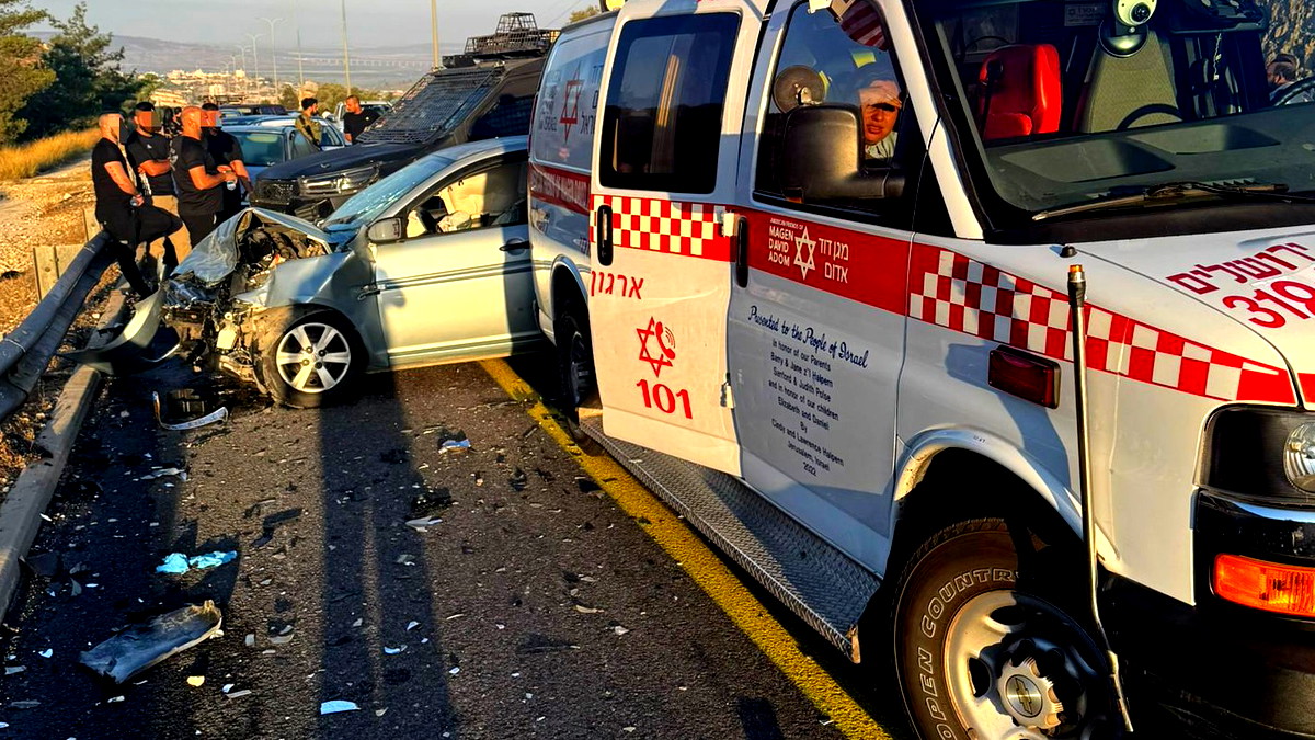 مصرع رجل دهسته سيارة خلال تقديم العلاج له على الشارع في منطقة القدس