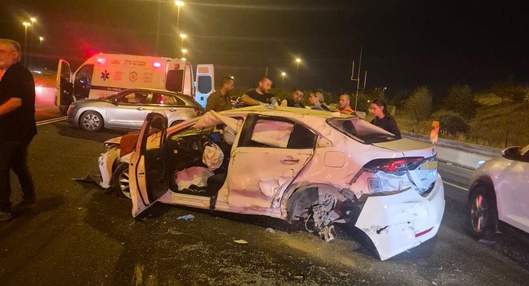 إصابة شابين بجروح خطيرة ومتوسطة إثر انقلاب سيارة على شارع 6 قرب نتسني عوز 