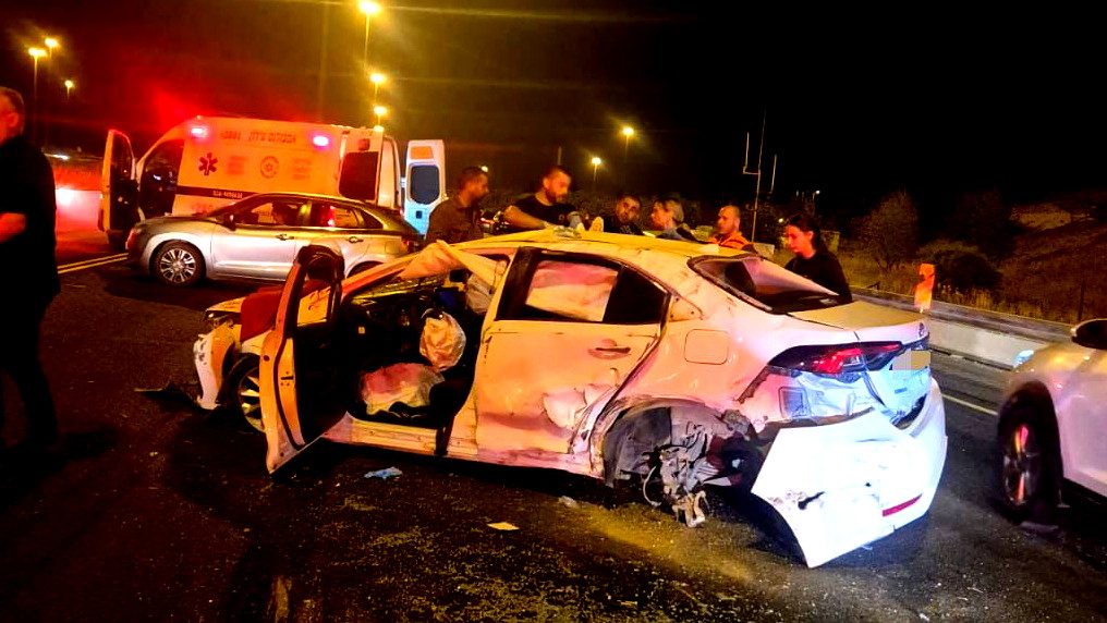 إصابة شابين بجروح خطيرة ومتوسطة إثر انقلاب سيارة على شارع 6 قرب نتسني عوز