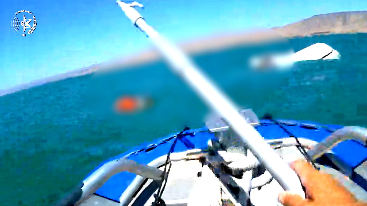 إنقاذ عائلة مكونة من بالغين وأطفال بعد غرق قاربهم في بحيرة طبريا وسقوطهم في الماء