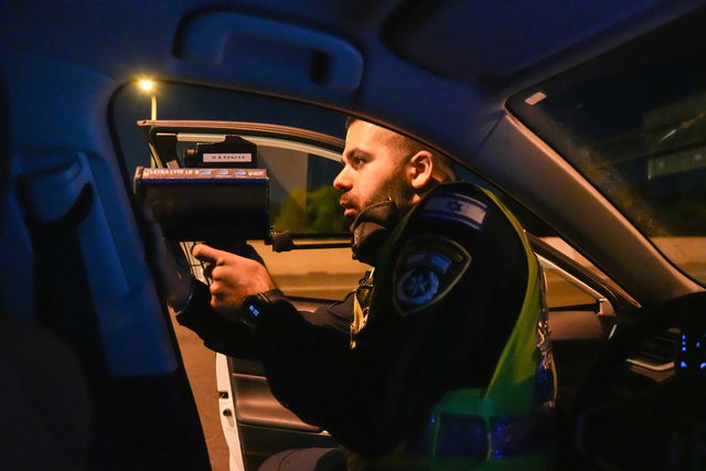 فيديو تصوير من الجو- ضبط سائق دراجة نارية من كفرمندا يقود بسرعة 192 كم/ساعة واعتقاله أمام بيته
