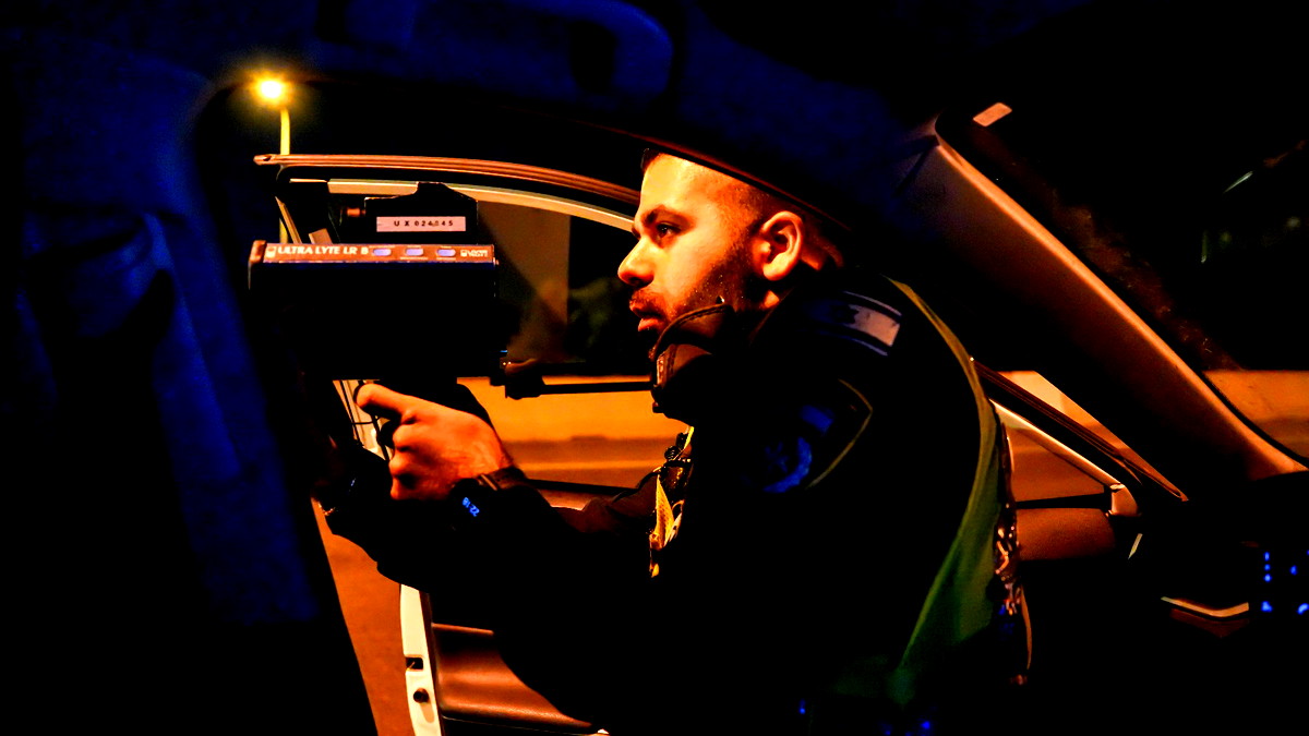 فيديو تصوير من الجو- ضبط سائق دراجة نارية من كفرمندا يقود بسرعة 192 كم/ساعة واعتقاله أمام بيته