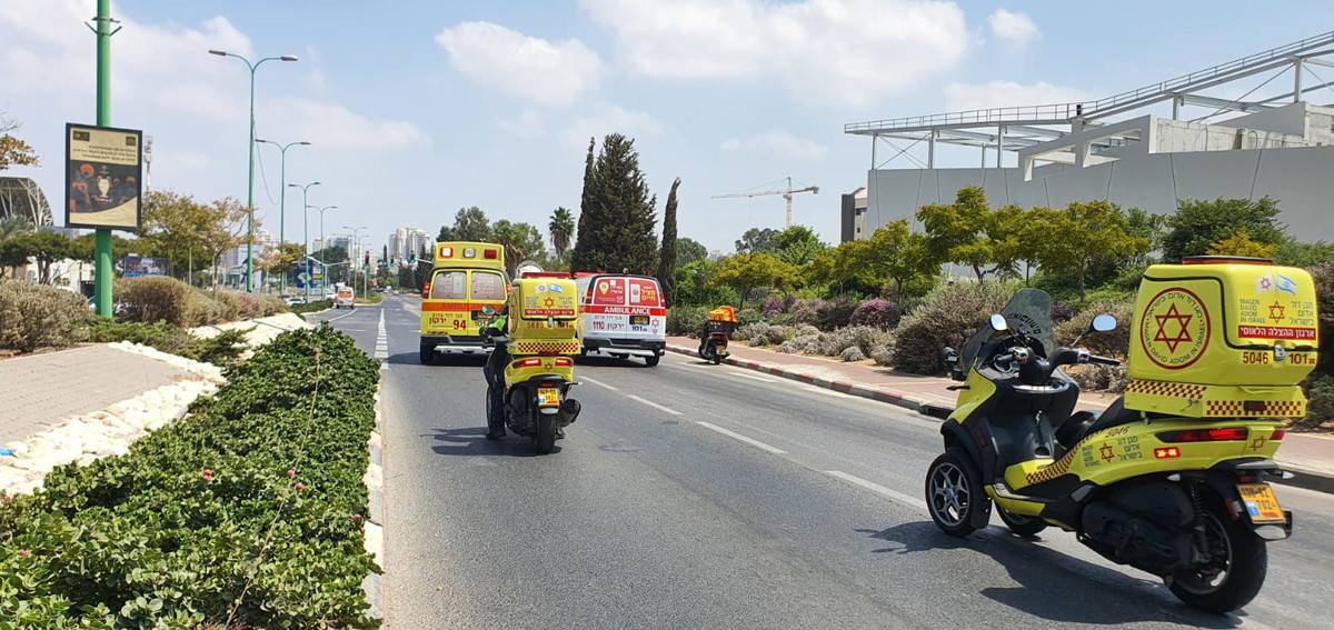 إصابة شابين أحدهما (27 عامًا) بحالة خطيرة من جرّاء حادث طرق وقع على شارع 4 في منطقة المركز