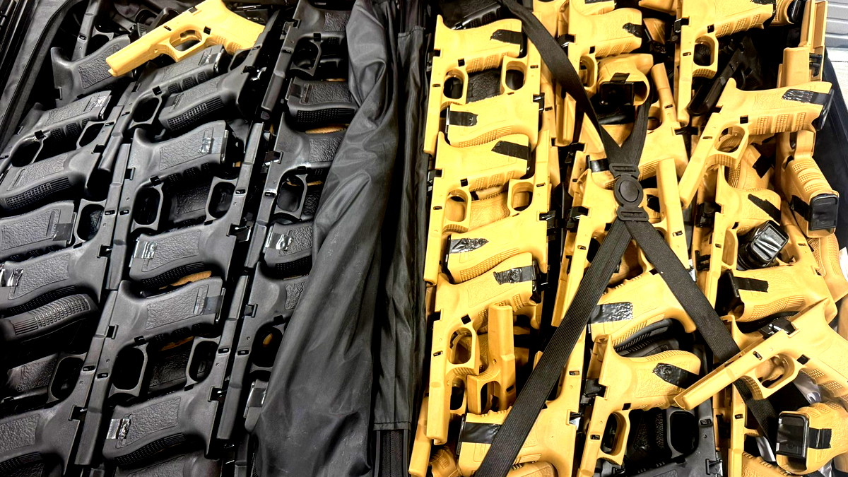 خلال نشاط سري في مطار بن غوريون- إحباط محاولة تهريب مئات قطع الأسلحة واعتقال مشتبه من سكّان القدس