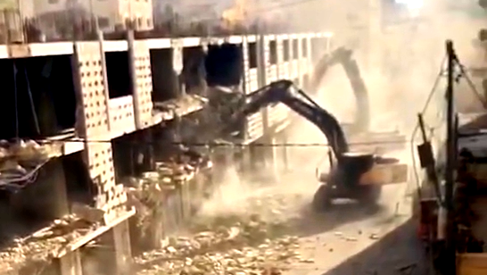 تصعيد مستمر| مصادر فلسطينية: الآليات الإسرائيليّة تهدم بناية في بلدة عناتا شمال شرق القدس