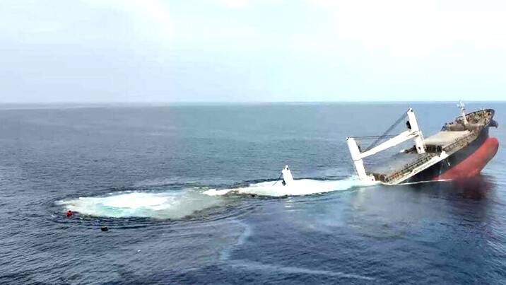 الحوثيون يعرضون مشاهد استهداف وإغراق السفينة ETERNITY C التي كانت متجهة إلى إسرائيل (فيديو)