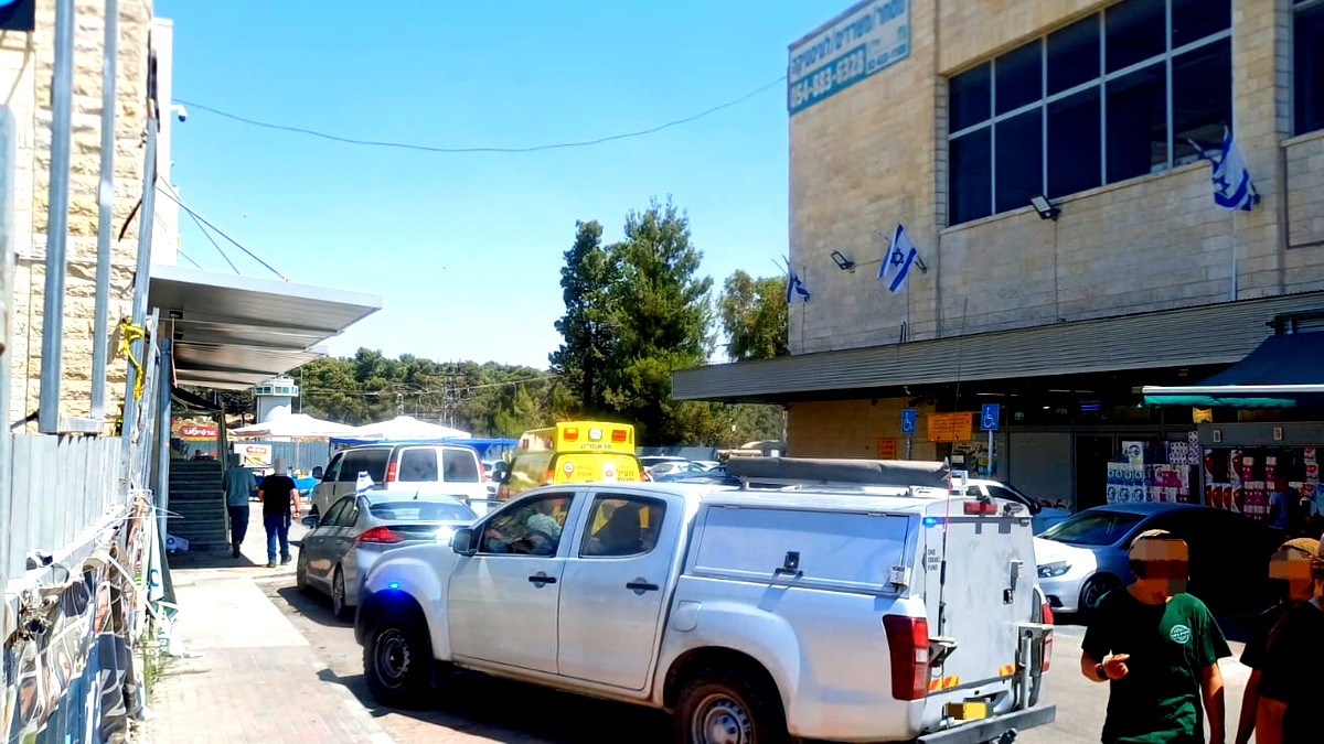 مقتل شاب 20 عاماً بعملية اطلاق نار في مركز تجاري قرب غوش عتسيون بالضفة الغربية واغلاق مداخل بيت لحم والخليل 