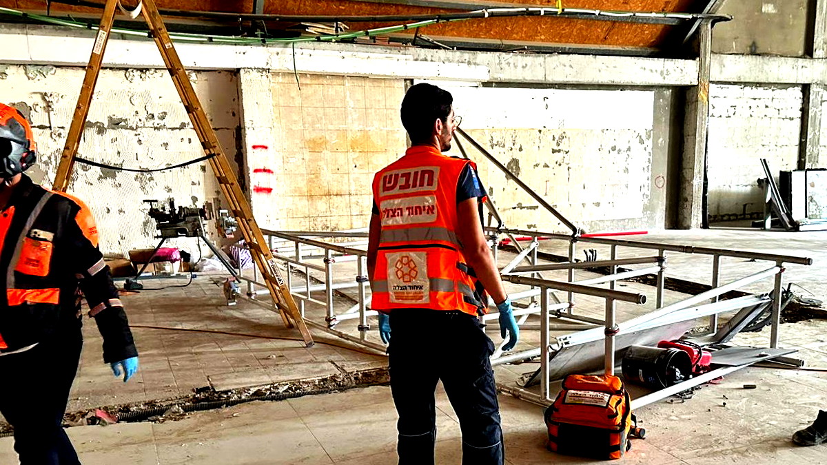 إصابة عامل بجروح خطيرة إثر سقوطه عن ارتفاع 6 أمتار في أشكلون